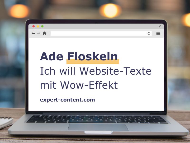 Ein Laptop liegt aufgeklappt auf einem Schreibtisch, der Monitor zeigt den Text Ade Floskeln, ich will Website-Texte mit Wow-Effekt und die URL expert-content.com