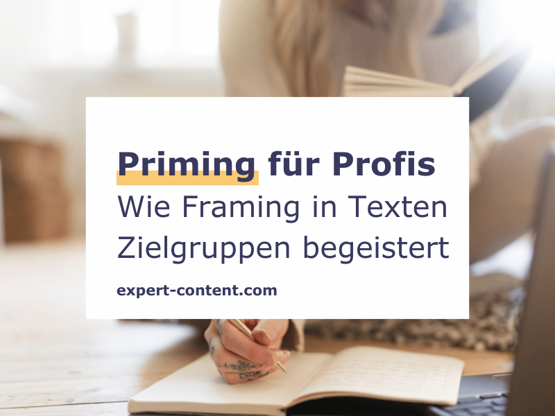 Eine Frau sitzt auf dem Boden und macht sich Notizen vor einem Laptop. Davor ist eine Textkachel mit Schriftzug: Priming für Profis, wie Framing Zielgruppen anziehen